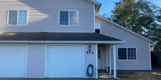 SPACIOUS 3 BEDROOM 2 BATH DUPLEX IN BEAUTIFUL COOS BAY! Gallery 1