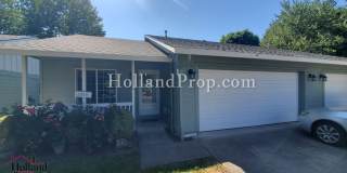 Lovely 2 bedroom unit with private fenced yard! Gallery 1