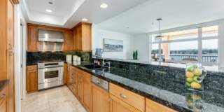 Elegant Riverfront Condo with Panoramic Views & Modern Comforts in Vancouver, WA Gallery 5