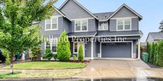 Spacious 5-Bedroom Newberg Home with Expansive Backyard, Large Garage & Deck Gallery 1