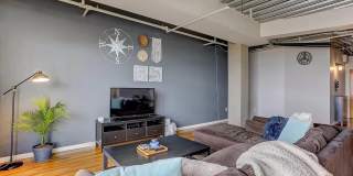 Beautiful and Spacious Loft-Style Condo 1 Bed/1.5 Bath Near Ballpark Gallery 3