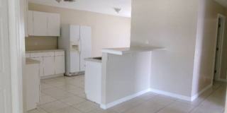 ONE MONTH FREE RENT!! SW Cape 3/2/1 Duplex Avail Now Gallery 5