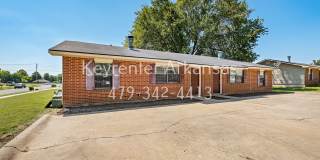 Cozy 2 Bedroom Duplex with Fireplace & Spacious Backyard! Gallery 4