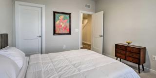 Luxury 3BR/2.5BA Condo w/ Balcony and Rooftop Terrace & Garage – Walk to One Loudoun Luxury 3BR/2.5BA Condo w/ Balcony and Rooftop Terrace & Garage – Walk to One Loudoun Gallery 18