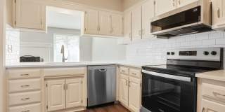 Fully Renovated 2 Bedroom and 2.5 Bath Townhome Located Indian Creek Park Estates Neighborhood! Gallery 9