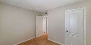 SD: Bright 2BD/2.5BA Townhome in Point Loma with Fireplace, Private Balcony & Tandem Garage Gallery 10