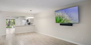 2 beds + den 2 bath condo, just 2.5 miles from the beach! Gallery 1