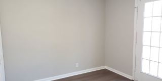 END UNIT!! 2 Bed/1.5 Bath Townhouse! Water/Garbage Included! Walk to APSU! Gallery 13