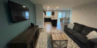 Room in 4 Bedroom Home at Bent Willow Dr Gallery 23