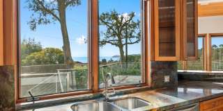 4 Bed, 5 bath home with stunning ocean views located in Malibu hills Gallery 12