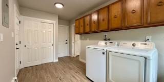 Stylish 3-Bedroom Remodel with Two Fireplaces and Mountain Views Gallery 34