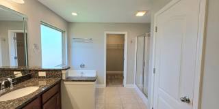 Spacious 3-Bedroom Home - Stonechase Gallery 13