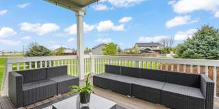 STUNNING 3bd/2ba Custom Home w/3 Car Garage on a Huge Lot! Gallery 4