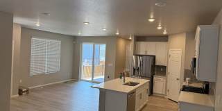 Spacious 3BR House in Aurora Gallery 5