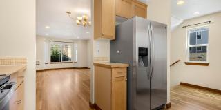 Beautiful 3-Bedroom Townhome Near Licton Springs Park Gallery 7