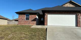 Beautiful 3 bedroom, 2 bath, 2 car garage duplex in Ozark! Spacious, granite with open / split bedroom floorplan! Gallery 1