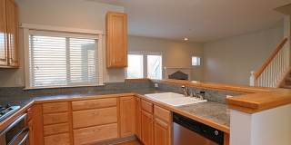 2bd/2.5ba Kirkland Townhome Gallery 6