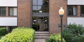 1423 NORTHGATE Square Gallery 1