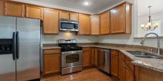 Elegant Townhome in Sought-After Groveton Woods Gallery 10