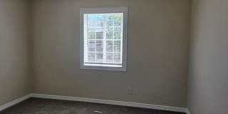 SPACIOUS, BRIGHT 2 BEDROOM - LARGE YARD Gallery 18