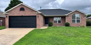 Gorgeous 3-Bedroom Home with Spacious Yard Gallery 1