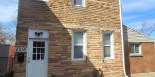 5BED/2BATH House w/ HUGE Front Yard and Deck! Gallery 1