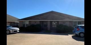 Spacious 3 bedroom / 3 bath duplex in convenient location Gallery 2