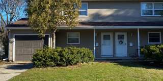 Easy commute to Downtown, West - 3 bedroom, 1.5 bath duplex with yard, garage Gallery 1