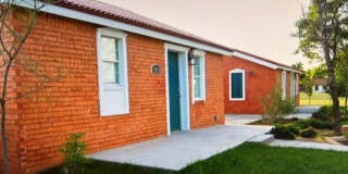 1015 NE Mustang Dr Gallery 1