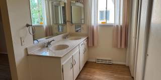 4 Bedroom, 2 Bathroom Home near Louisiana & Osuna Gallery 16