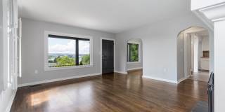 Historic Laurelhurst Home ~ Quiet Neighborhood~ Stunning Water View! 4 Mins to U Village/UW Historic Laurelhurst Home ~ Quiet Neighborhood~ Stunning Water View! 4 Mins to U Village/UW Gallery 7