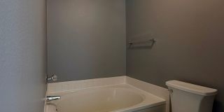 Beautiful 3/2 Available for Immediate Move In! Gallery 11