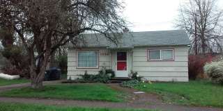 Bright two bedroom Home with a Covered Back Deck Bright two bedroom Home with a Covered Back Deck Gallery 15