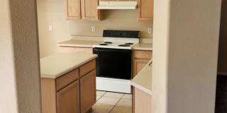 Charming 2 Bedroom Home with Den in Prime Location! Gallery 4