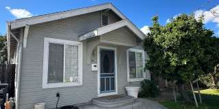 Downtown Bungalow, Pet Friendly, Large Yard Gallery 1