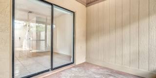 Spacious 1-bedroom, 1.5-bath, two-story Kirby Creek townhome close to N. Dale Mabry Gallery 19