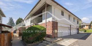 Spacious Townhouse with Central AC and Washer/Dryer Gallery 1