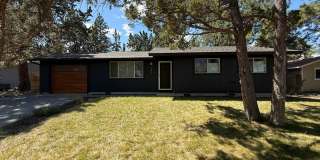 Beautiful 3 Bed/1 Bath Home with Large and Fenced Backyard - SE Bend Gallery 1