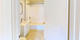 4-Bed Farmhouse Minutes from UVM Campus (30 Chase St) Gallery 37