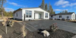 Two Bedroom duplex in LA Pine! Gallery 1