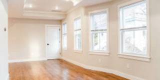 ROOM FOR RENT IN 5-BEDROOM TOWNHOUSE IN OAK SQUARE | IN-UNIT LAUNDRY + PARKING Gallery 1