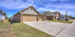 $500 Off First Month's Rent!!! St James Park Home in Norman - Community Pool!  Available in Now! Gallery 11