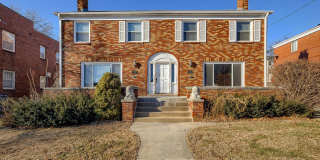 Charming 3 Bedroom Duplex In Prime Location!! Gallery 1