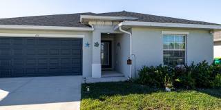 Move-In Ready 4-Bedroom Home with Modern Furnishings in Rotonda West Gallery 1