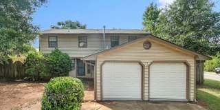 4 bdrm, 2 bath home w/ a pool! Pool service included! Gallery 1