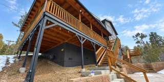 Gorgeous 3 Bed / 2.5 Bath Cabin-Style Home! Gallery 1