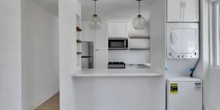 Stylish Santa Monica studio with w/d in unit, and private rear yard. Gallery 12
