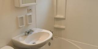 Maple Court Apartments - Where City Convenience Meets Neighborhood Charm! Gallery 8