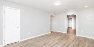 204 W Warfield St Gallery 3