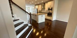 Gorgeous 4-Bed 3.5-Bath Townhouse next to Ft Meade Gallery 14
